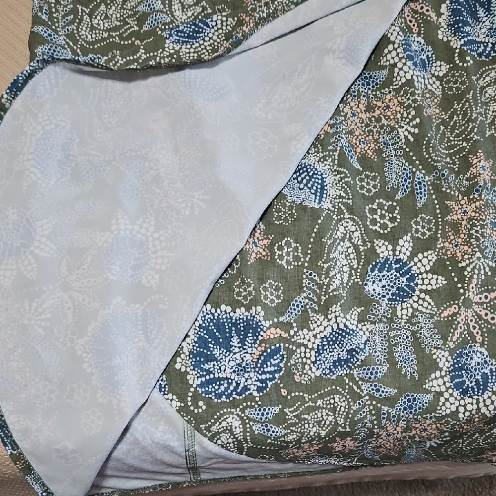 Ripskirt Hawaii Olive, Blue, White, Peach Pattern Size Large- Length 3 - Picture 5 of 11